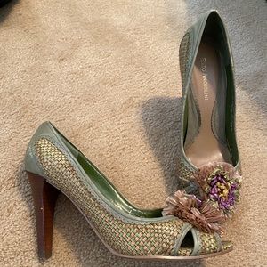 Enzo Angiolini womens Peep toe heel with flower size 7